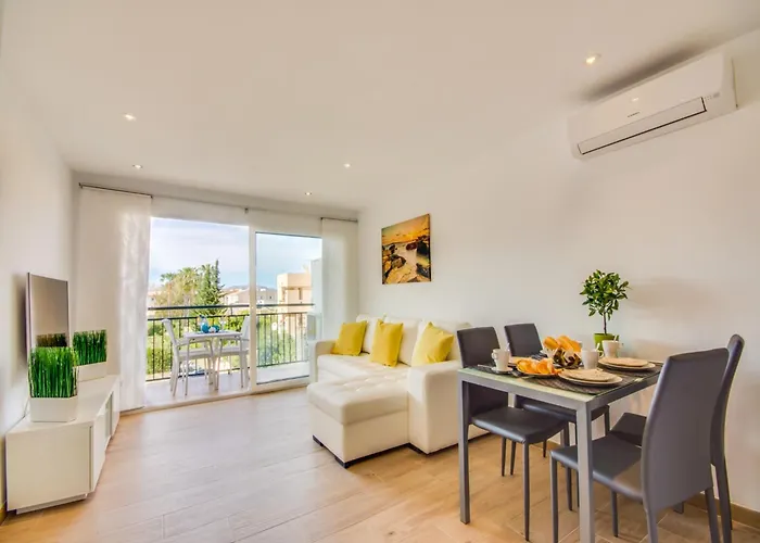 Apartment With Communal Pool Access