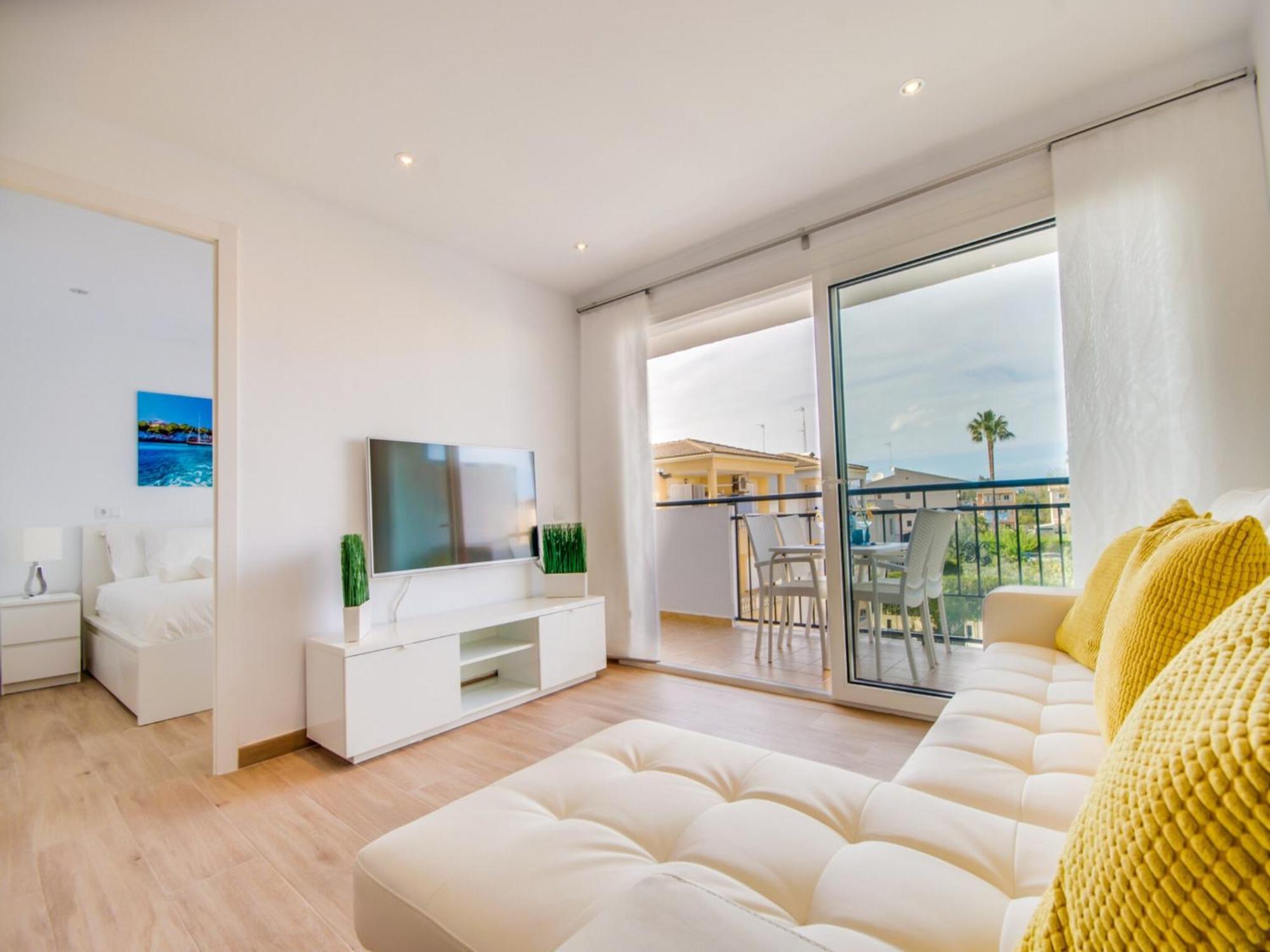 Apartment With Communal Pool Access *